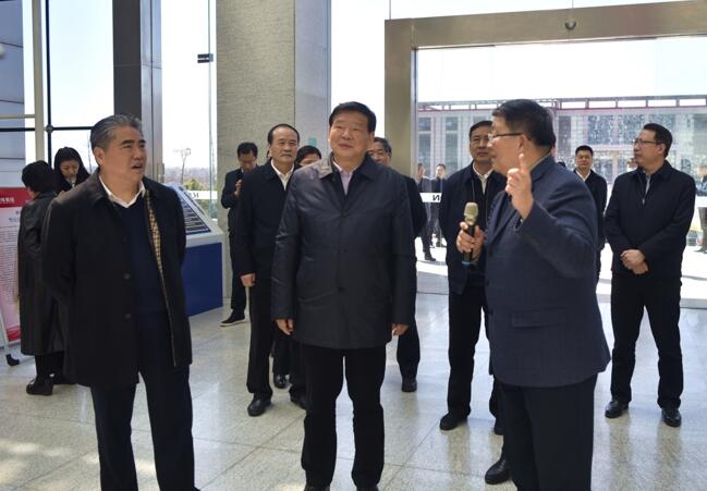 省委书记娄勤俭莅临28圈(NG)大舞台药业视察调研